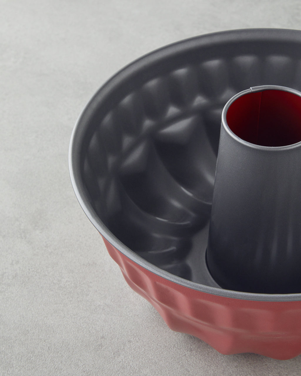 Baker’s Choice Carbon Steel Classical Tube Cake Mold 23x12 cm Red (view 4)