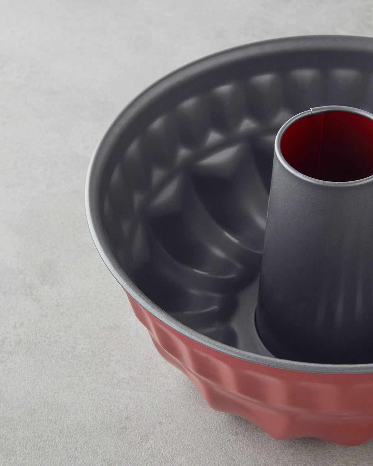 Baker’s Choice Carbon Steel Classical Tube Cake Mold 23x12 cm Red (view 4)