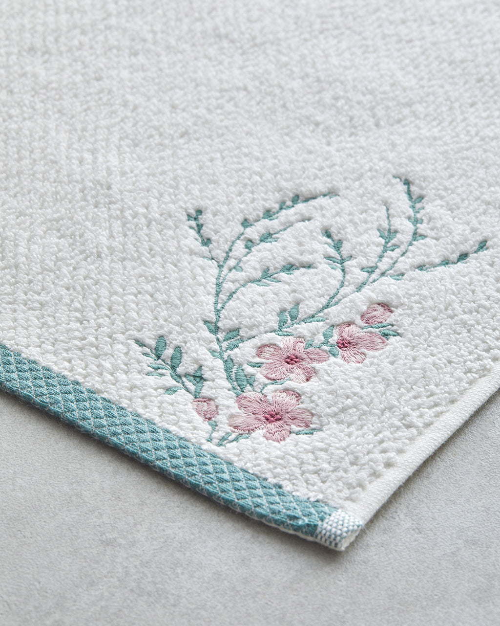Cotton Embroidered Face Towel 50x80 cm Ecru (view 3)