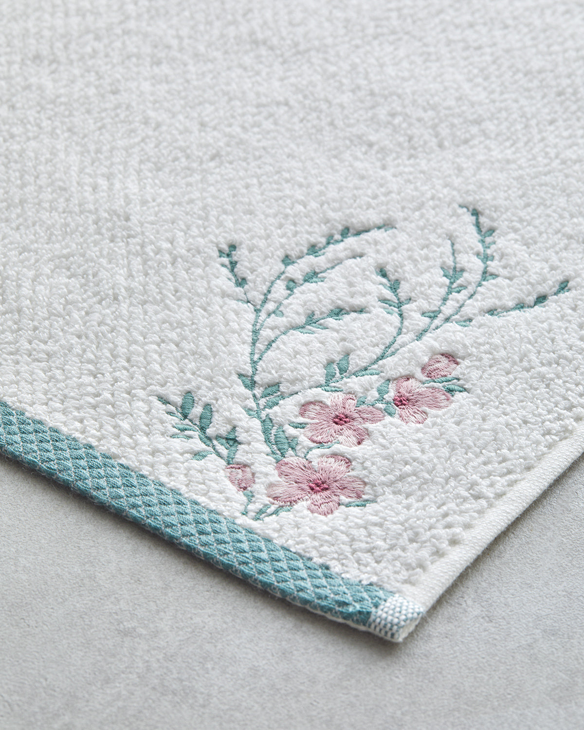 Cotton Embroidered Face Towel 50x80 cm Ecru (view 3)