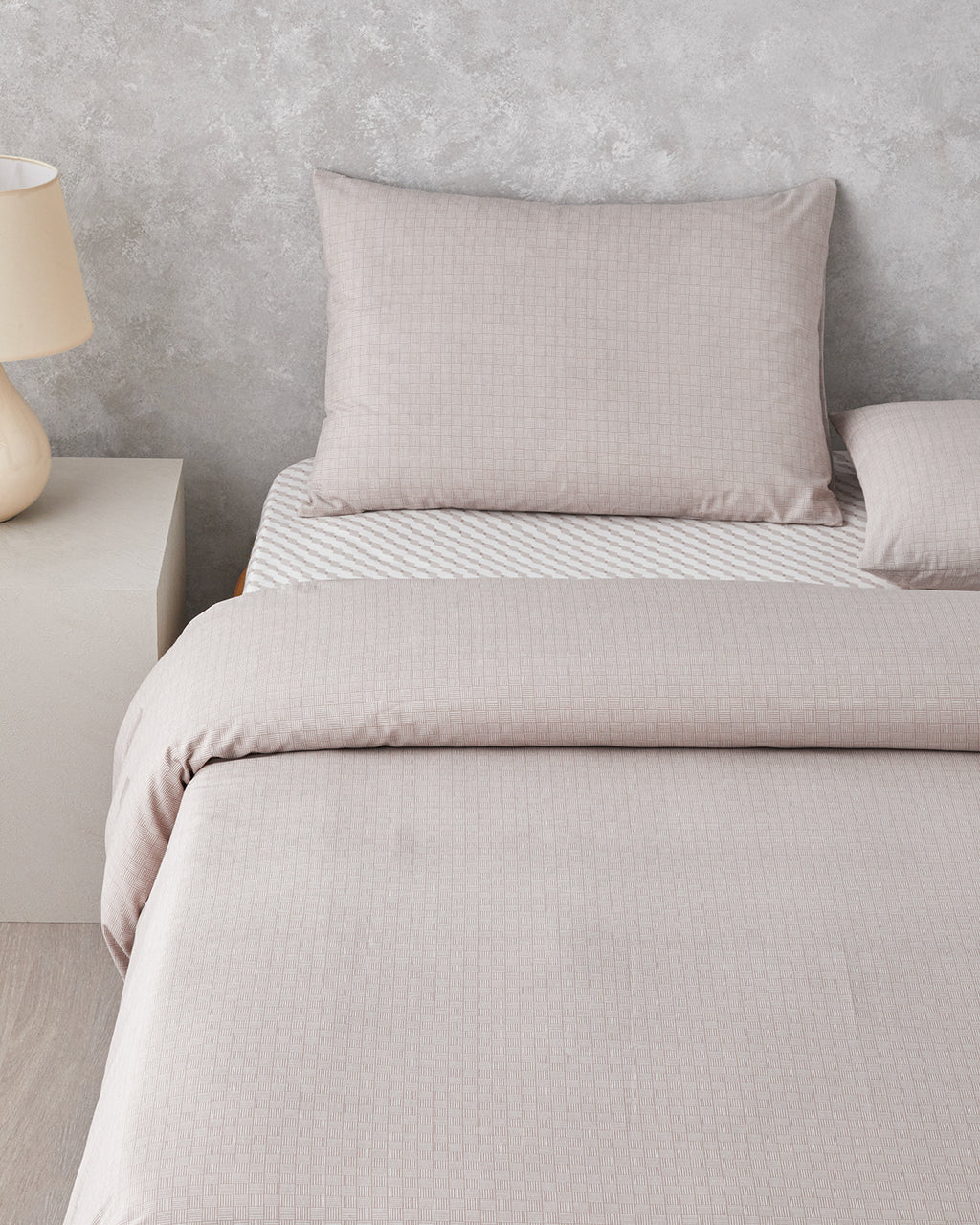 Linework Easy Iron Duvet Cover Set (view 9)