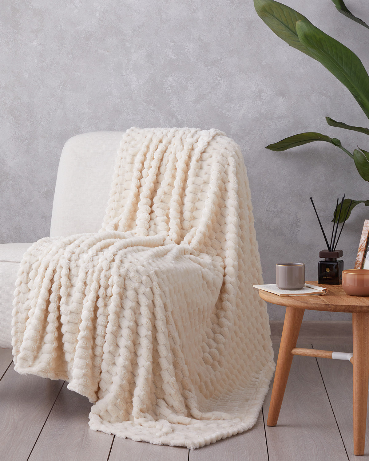 Tiny Bubbles Jacquard Wellsoft TV Blanket 120x160 cm - Violet (view 2)