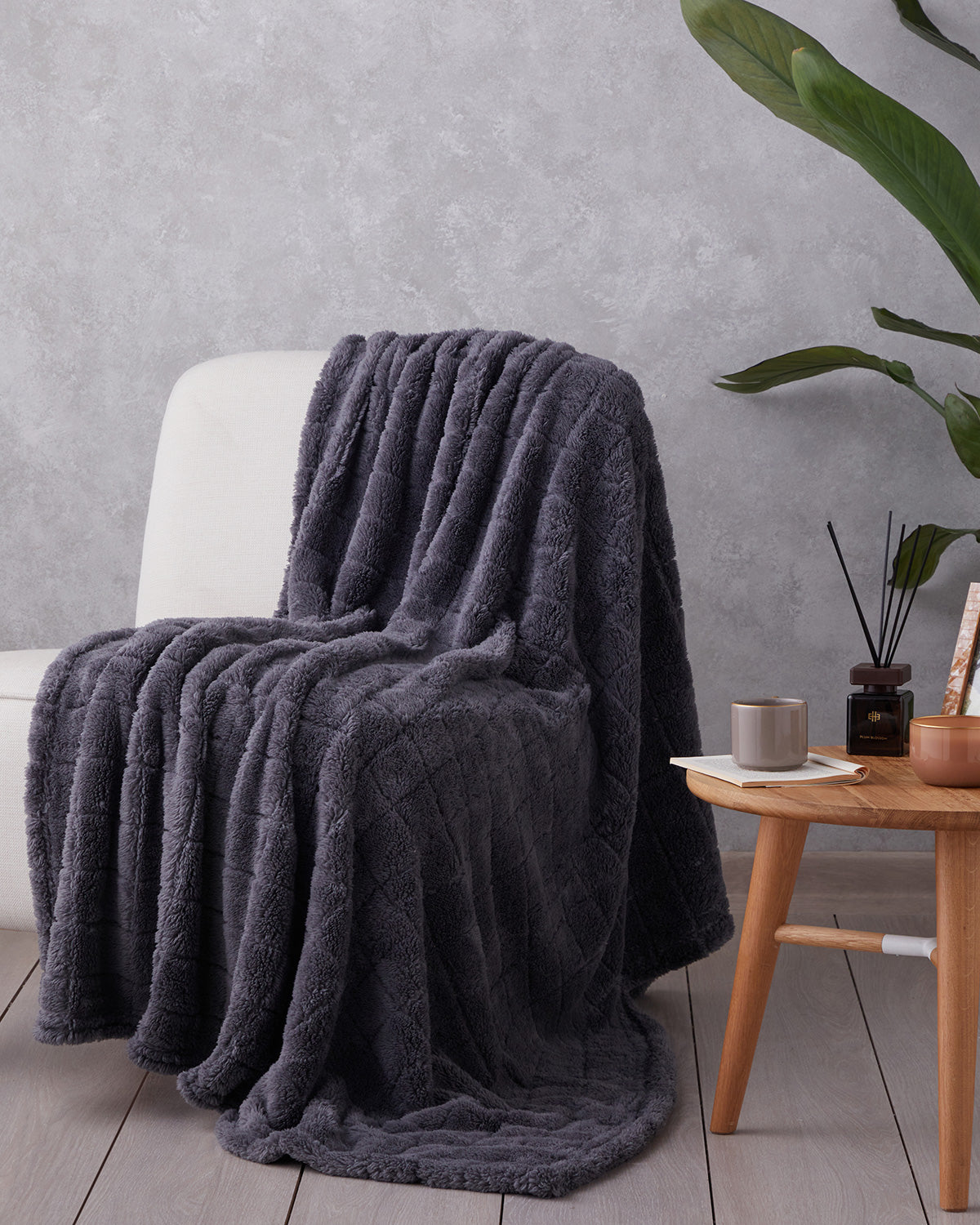 Natural Checkers Jacquard Wellsoft TV Blanket 120x160 cm Night - Blue (view 2)
