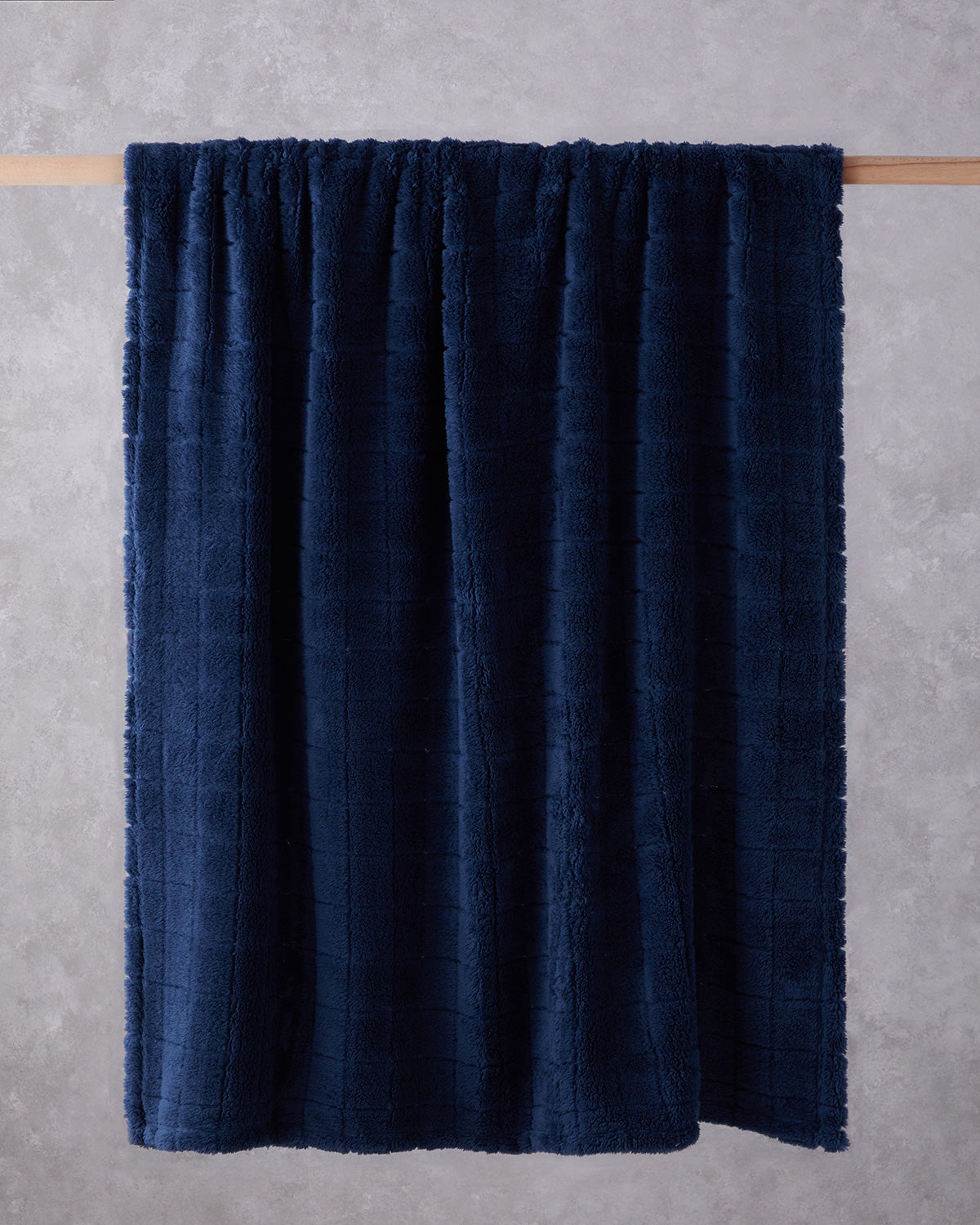 Natural Checkers Jacquard Wellsoft TV Blanket 120x160 cm Night (view 4)