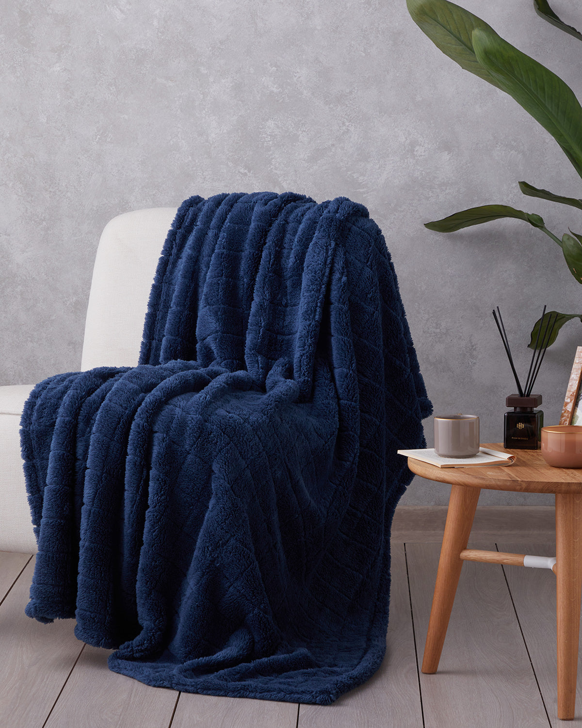 Natural Checkers Jacquard Wellsoft TV Blanket 120x160 cm Night (view 5)