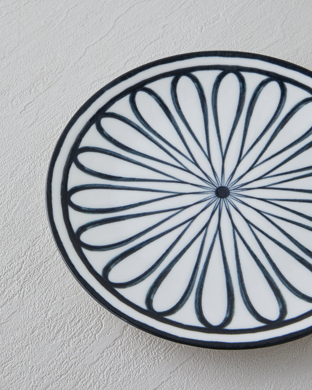 Porcelain Cake Plate 19 cm Black - White (view 3)