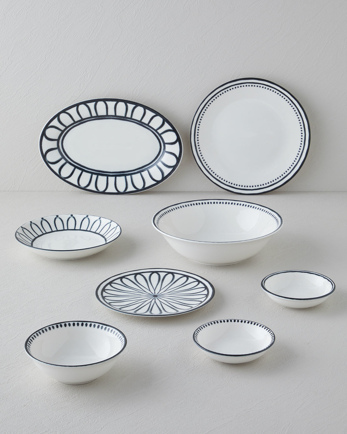 Porcelain Cake Plate 19 cm Black - White (view 4)