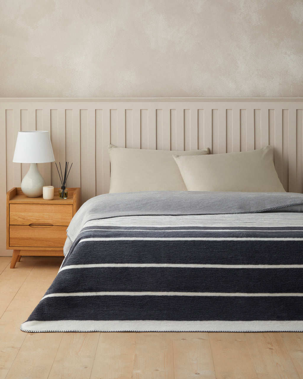 Modern Line Cotton Acrylic Blanket Gray (view 4)