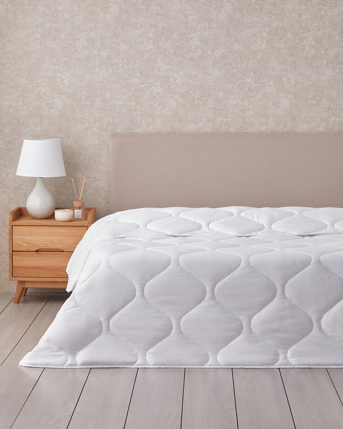 Microfiber Quilt Ecru (view 3)