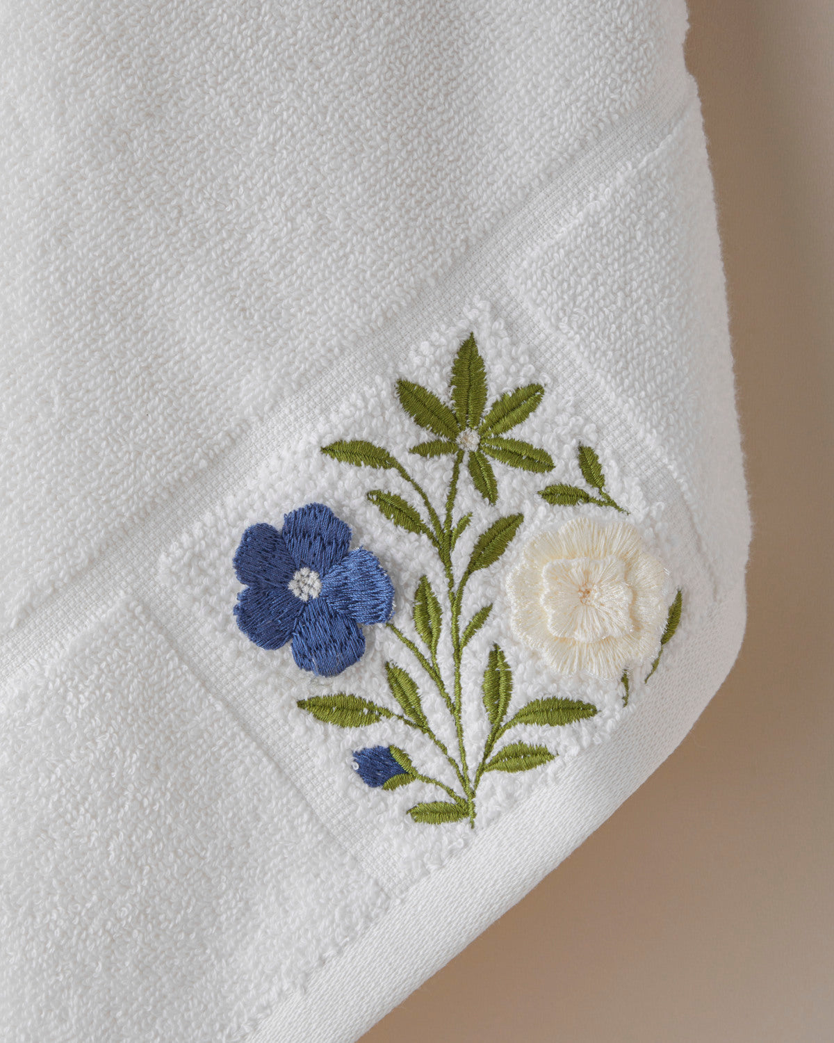 Cotton Embossing Embroidered Face Towel 50x80 cm White (view 2)
