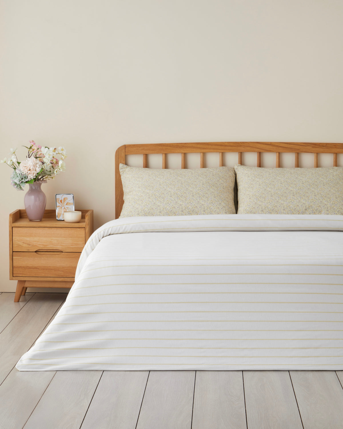 Easy Iron Duvet Cover Set Light Yellow - Double 200x220 cm (view 2)