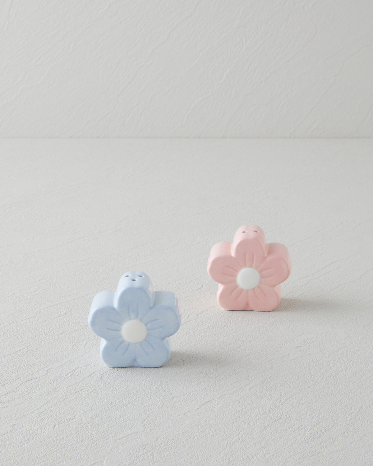 Flower Stoneware 2 pcs Salt and Pepper Shaker 6x3.5x5.5 cm Pink - Blue (view 2)
