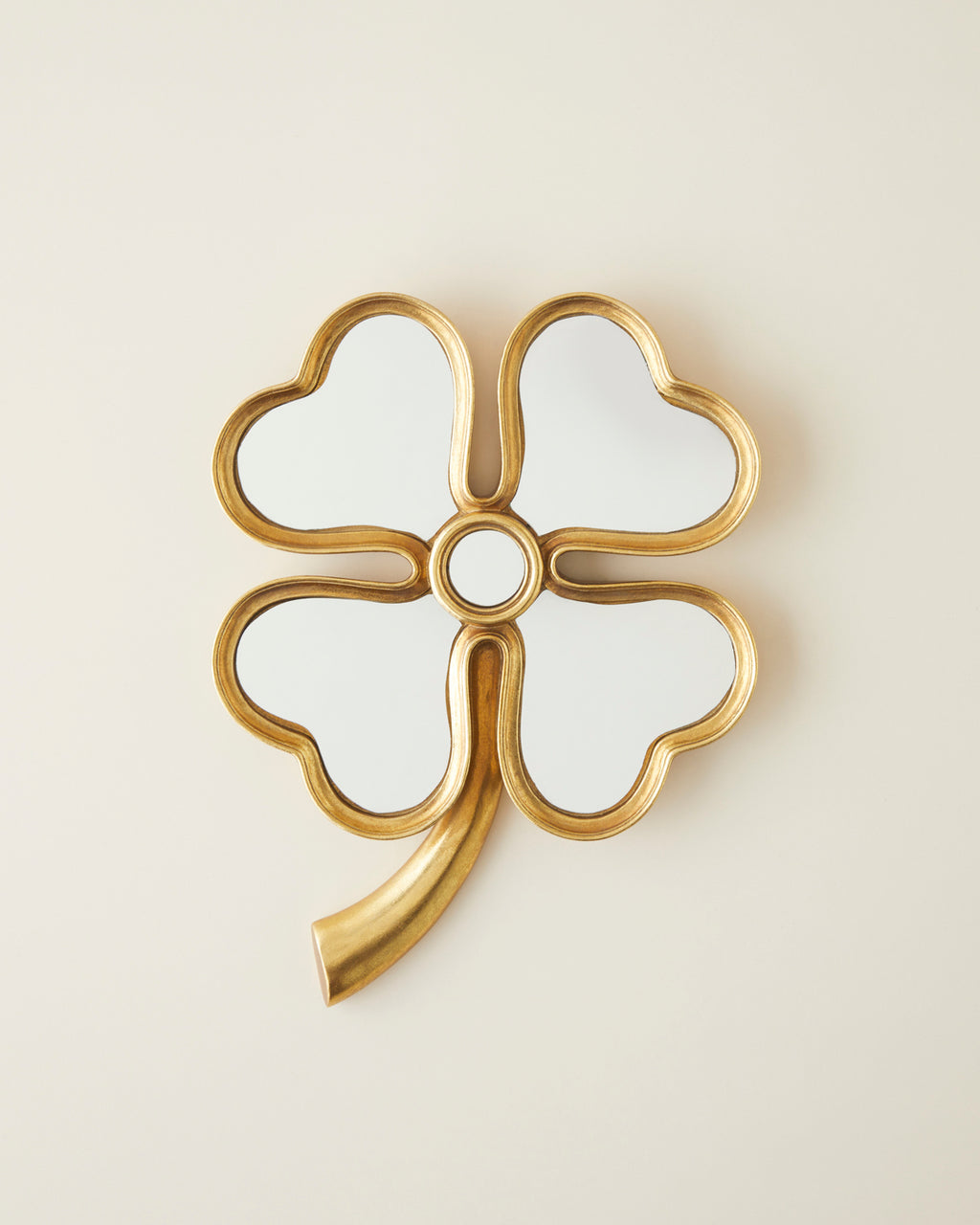 Clover Polyresin Wall Accessory 19x26 Gold