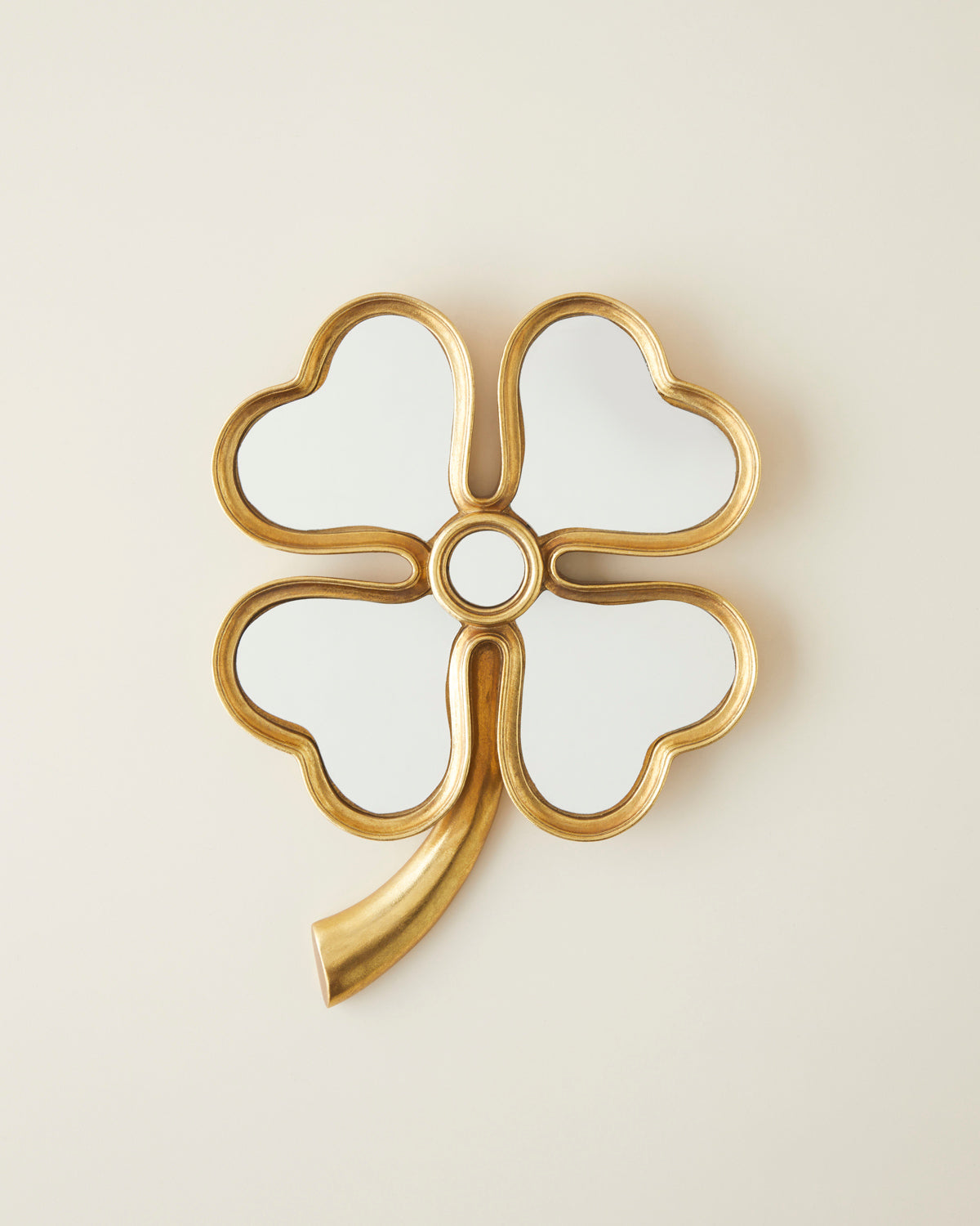 Clover Polyresin Wall Accessory 19x26 Gold