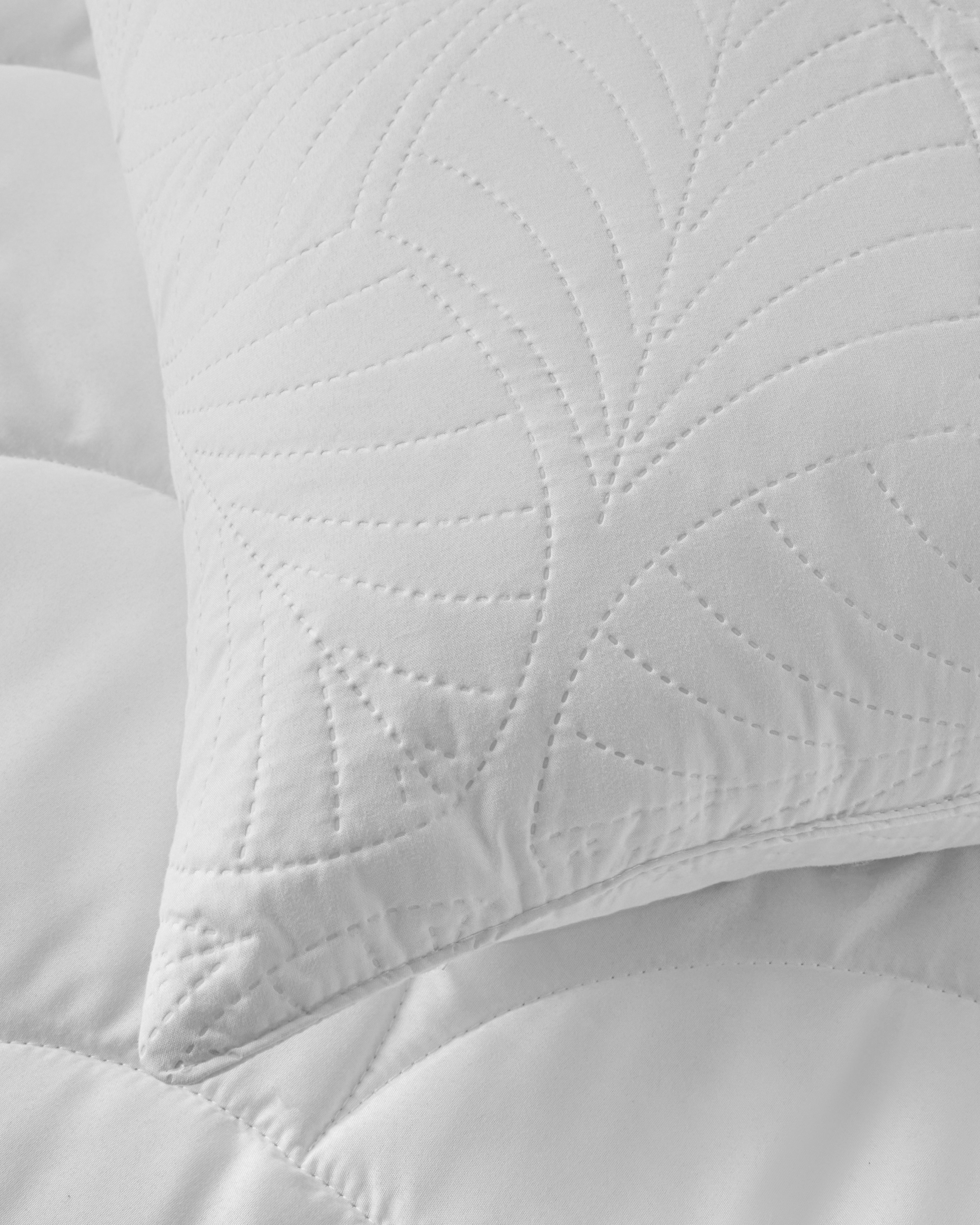 Softy Microfiber Pillow and Quilt Set White (view 5)