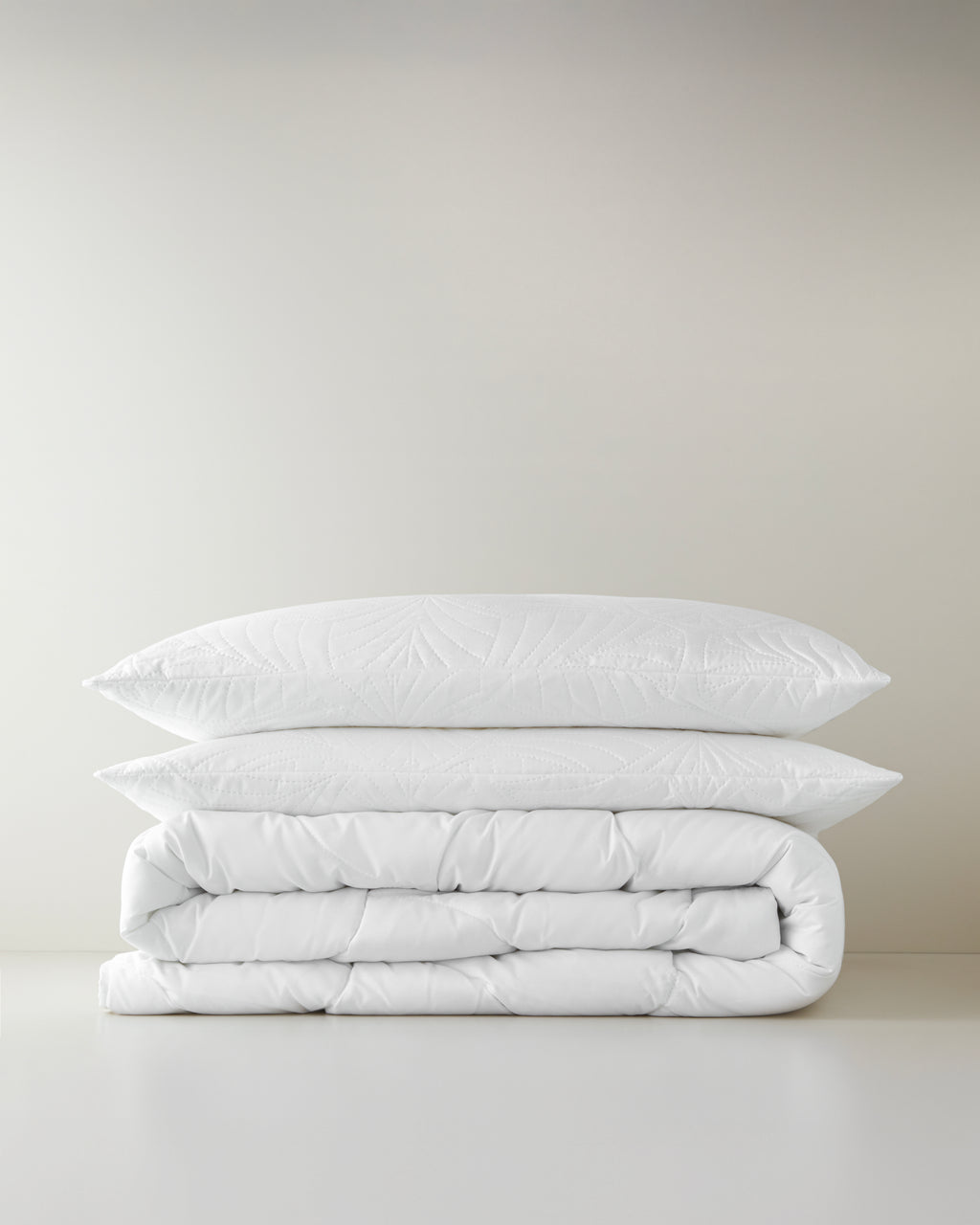 Softy Microfiber Pillow and Quilt Set White (view 6)