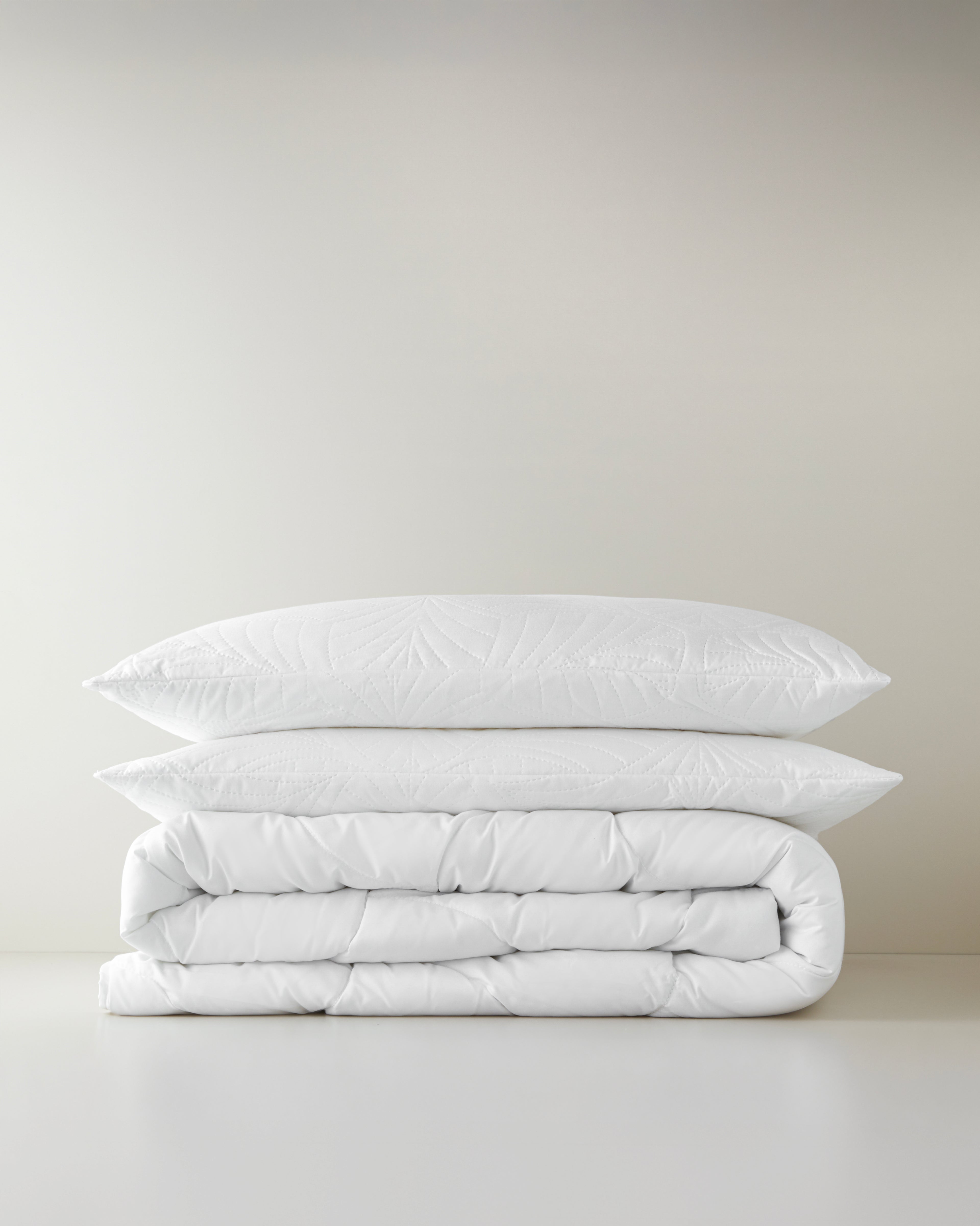 Softy Microfiber Pillow and Quilt Set White (view 6)