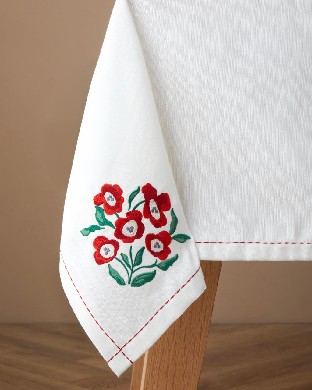 Bright Parade Polyester Table Cloth 150x200 cm White - Red (view 2)