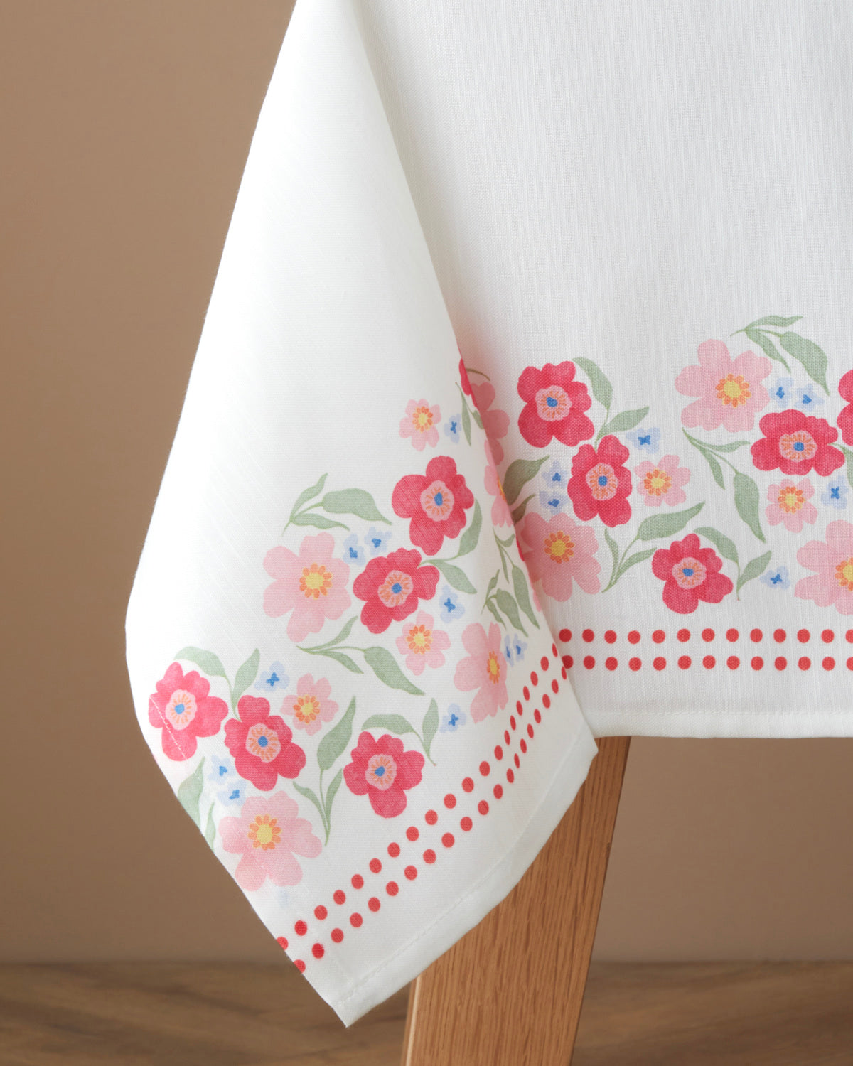 Bright Bloom Polyester Table Cloth 150x200 cm White - Pink (view 2)