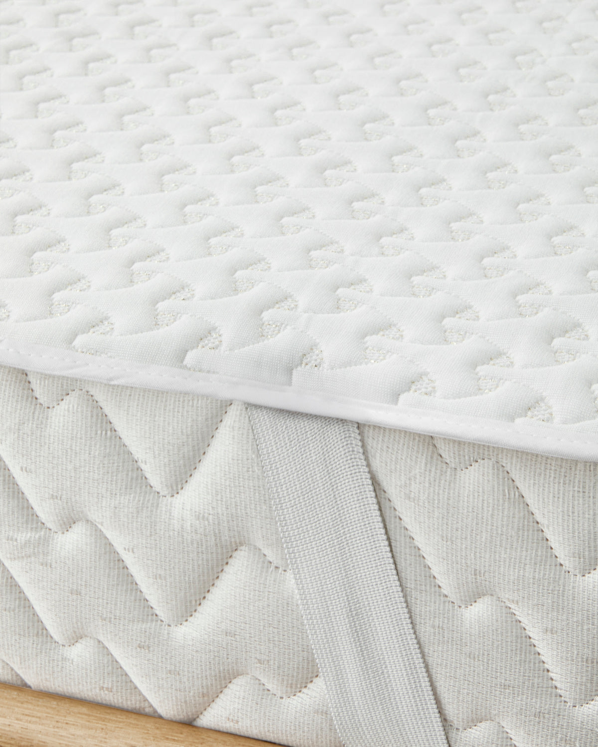 Shiny Glitter Jacquard Knit Waterproof King Size Mattress Topper 180x200 cm Gold (view 3)
